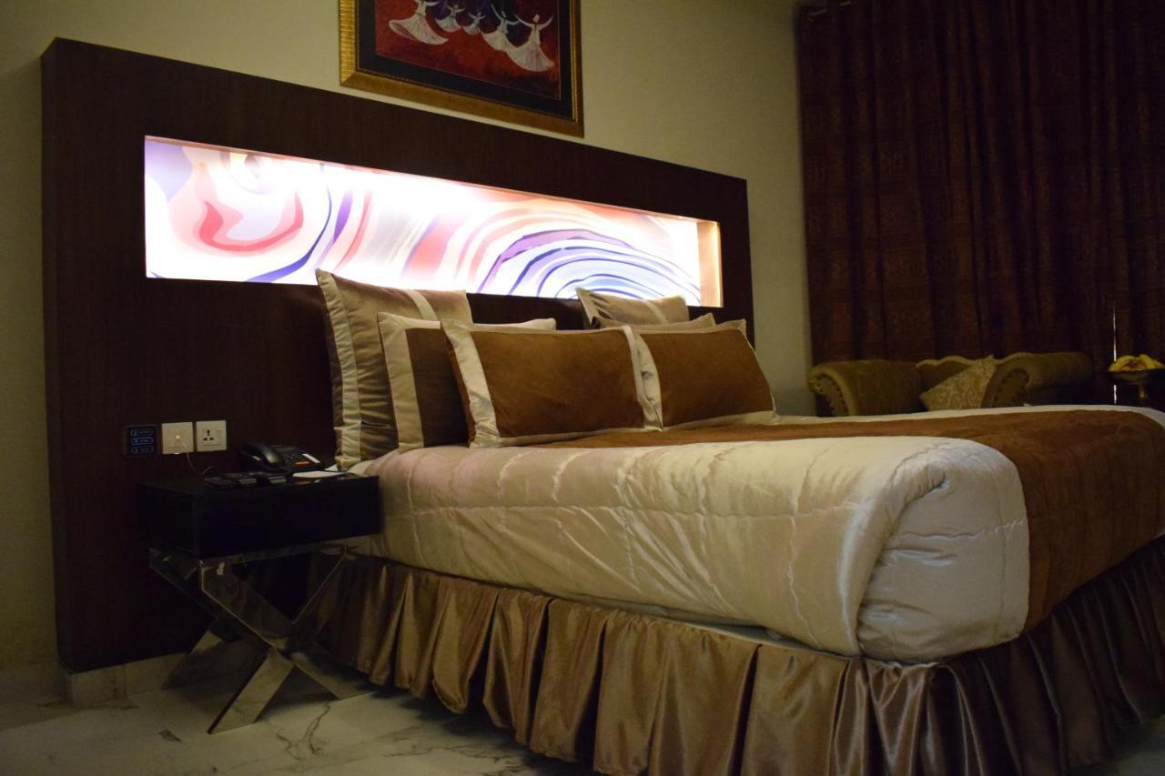 Hilton Suites Лахор Экстерьер фото